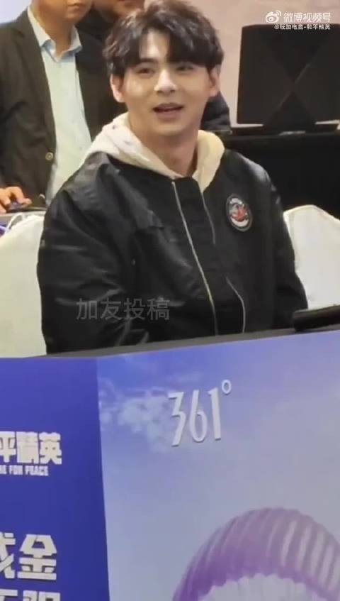 北京JDG-Paraboy活动中捂眼听粉丝劝闭眼休息