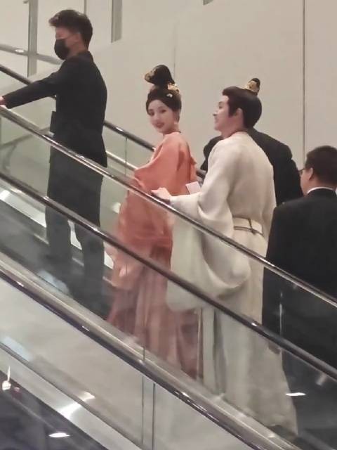 母父你们坤续一起下班