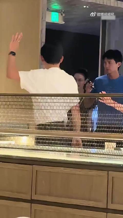 王菲两发饰打造Lady Gaga式戏剧效果
