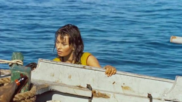 女人每天在海里挖海绵,这天挖到宝了