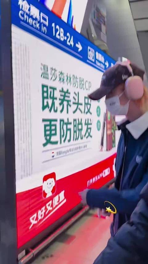 鹿晗出发五哈嘉年华，帽子口罩挡不住帅气
