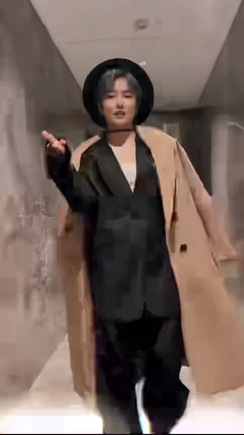 语言可以修饰伪装，但下意识的小动作藏不住真心，成年人旧友相处真的太戳人