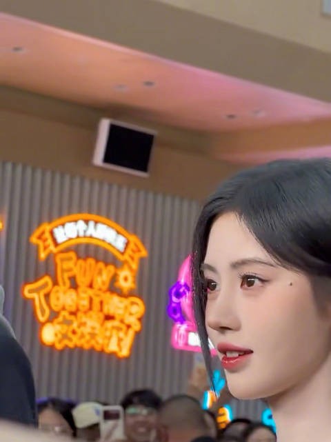 鞠婧祎生图皮肤零毛孔，陈都灵可见毛孔纹路