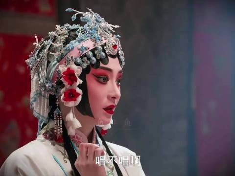 周洁琼提前进组研习戏曲身段补妆时练手势