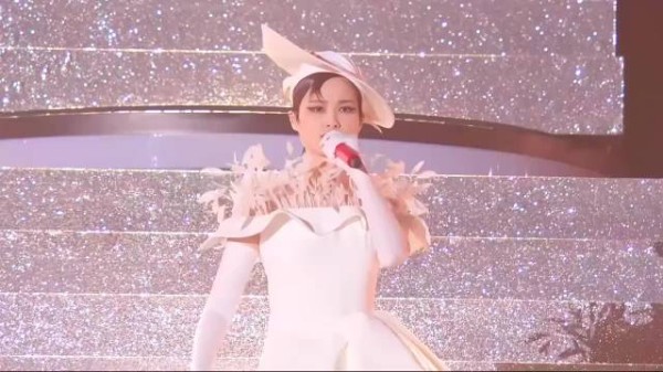 曝何洁婚礼李宇春没有去两人才走远的