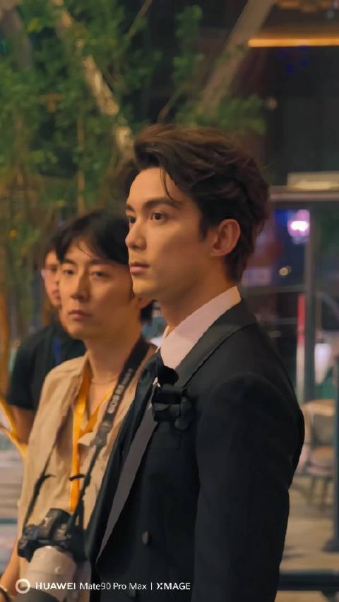 吴磊就这么出现，好帅！