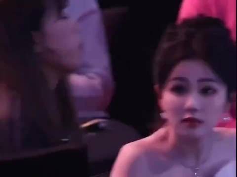 鹿鹿和粉丝互动的样子,最后的反应太可爱了