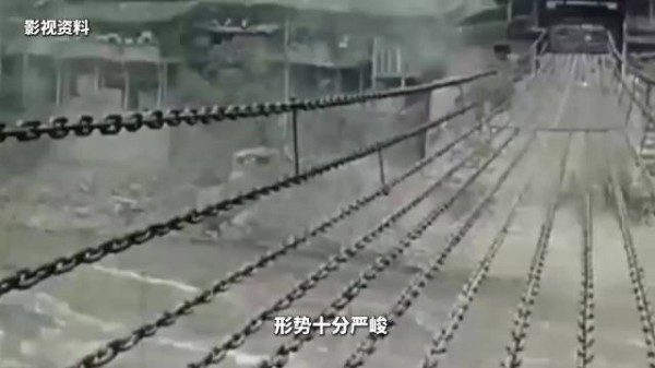 红军战士抓大刀忍灼痛死战泸定桥,中弹坠河仍怒吼苏维埃万岁