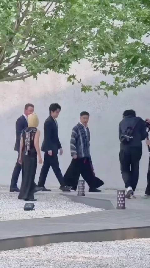 大头气质拿捏得死死的,又酷又帅颜值去拍戏都没谁了