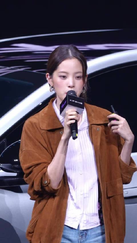 小鹏MONA现场 欧阳娜娜美拉德穿搭好绝