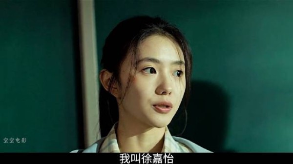 转学第一天,就放狠话,第二天不雅照贴满墙,这女孩经历了什么