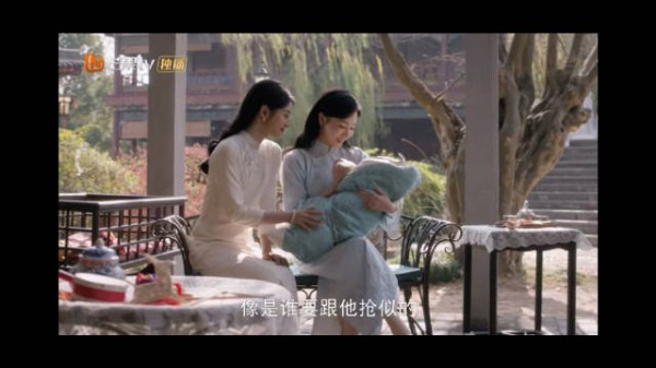 泽宁吃奶被老婆惊讶调侃，盯妻狂魔远远注视