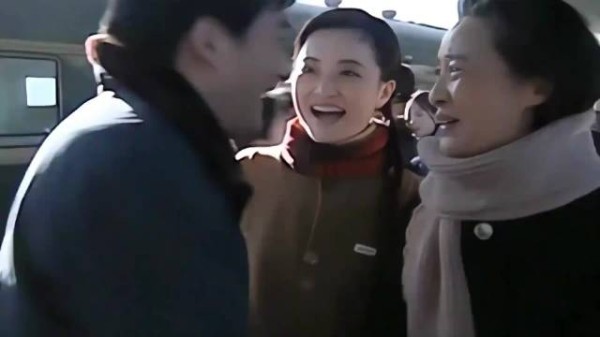 儿子十年未归，却突然带回来一个乡下儿媳妇？