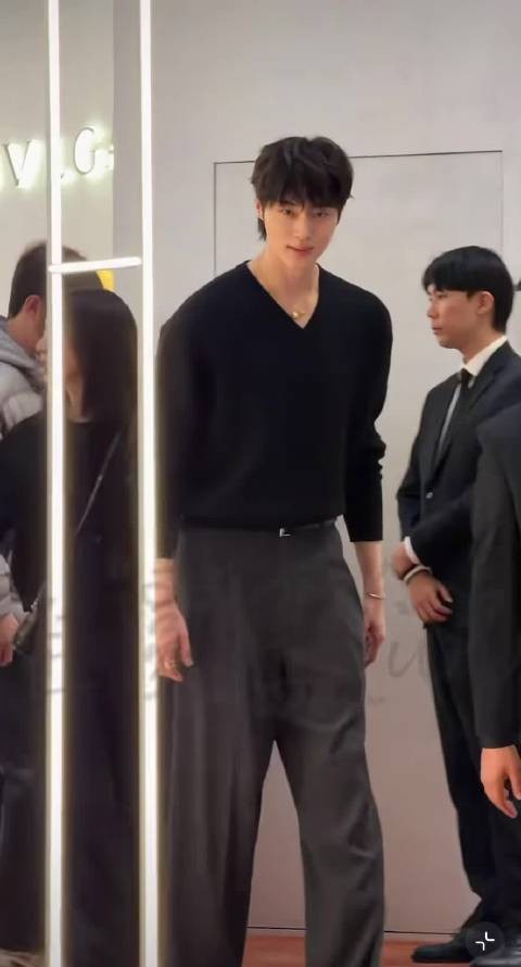 Wooseok xi一大早的美貌 优雅又贵气 宝格丽你真的大赚