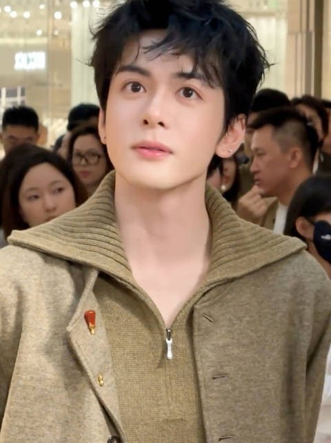 曾舜晞线下活动小卷毛造型萌翻,秋日男友怼脸状态好