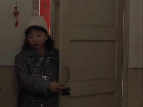 姐妹互揭赡养伪善面具，过年把老人独自扔在家
