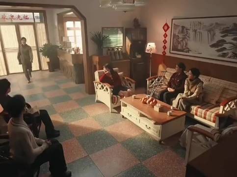 老人伤筋动骨召集女儿开会,二姐挑明谁住房子谁带妈