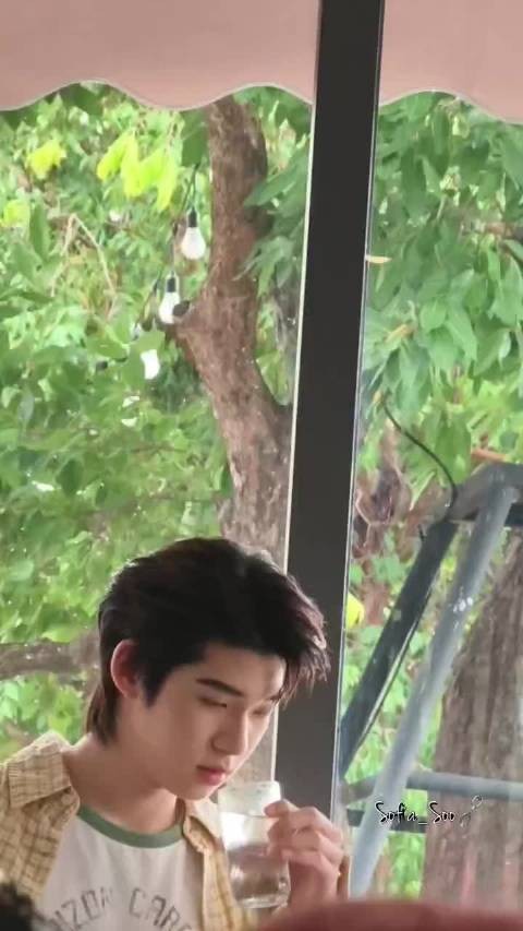 teeteepor喝水小狗发现被拍 不经意展示下颚线