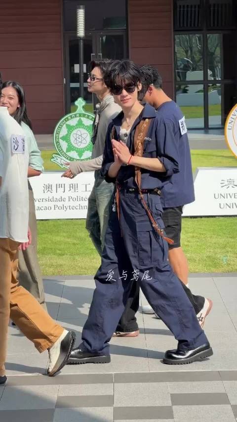 张真源郑恺翟子路奔跑吧同穿深色上衣