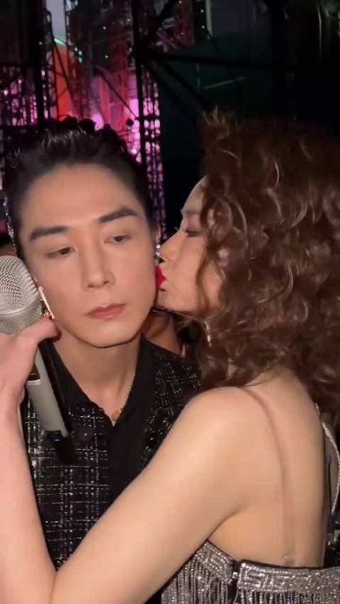 戚薇上台前在李承铉脸上留唇印,杨紫伴唱