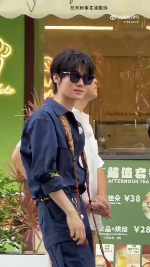 沙溢张真源奔跑吧大湾区篇录制现场牵手搂腰