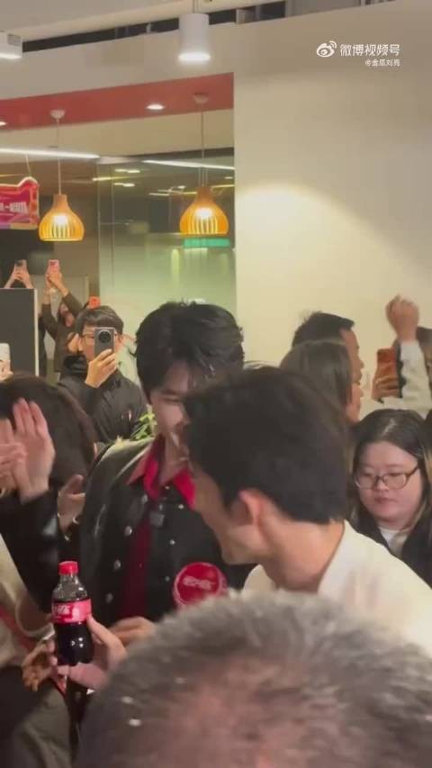 杨洋现身引路人感慨本人比镜头里舒服