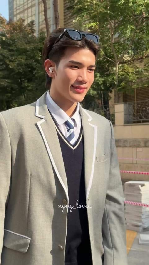 哦莫 穿上校服了