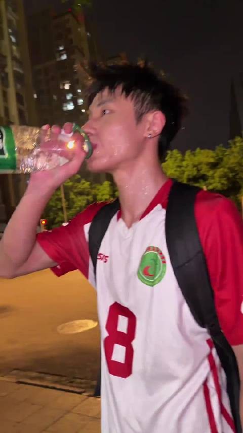 这样的男孩子,身上流的汗都是香的