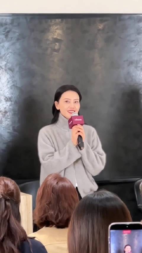 温柔女神高圆圆现身南京德基广场