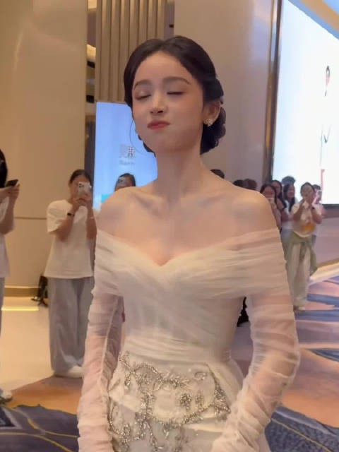甜仇称古力娜扎是内娱第一美，引网友热议，说属于第一梯队更合适