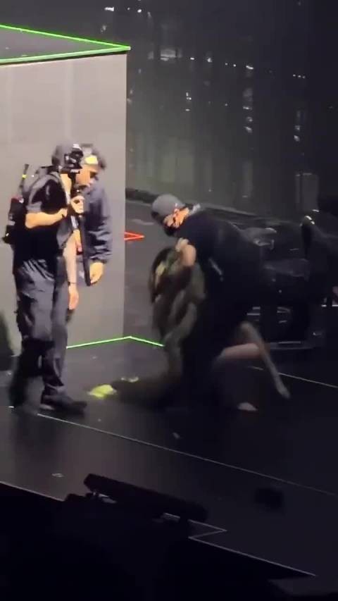 张靓颖吃这碗饭,摔下来没耽误一分钟,接着唱,我是佩服的!