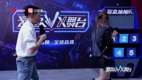 沈梦瑶随性跳舞自在又大方,享受音乐成风景