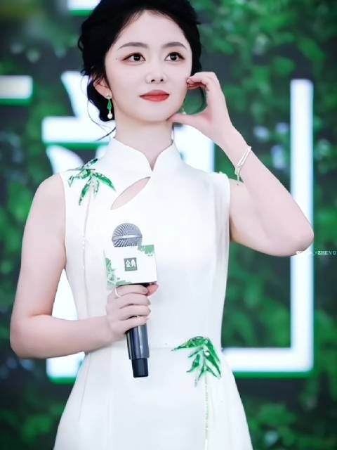 谭松韵白色旗袍亮相GLASS盛典，与苏菲·玛索刘嘉玲同场