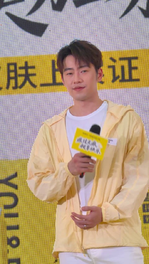男粉抢答女喜欢梭子蟹炒年糕被听到耳朵爆红