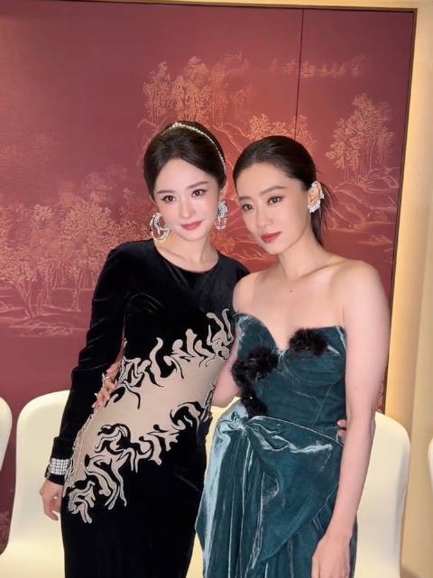 杨幂回应高冷评价，与工作人员默契后仰