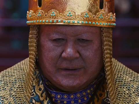 匪首下一步台阶就砍掉一个奴隶的头，简直太残忍了