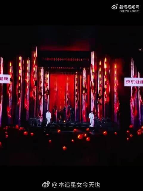 四个人配合很顺，没有谁硬撑，每个人都把角色演出来，整段又野又俏皮
