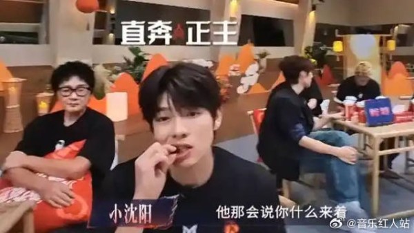 曾辉活该你变胖啊！ 这嘴就没停下来过，随时随地都在吃