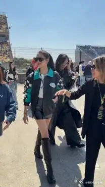 关晓彤现身赛车场，这身潮服太燃了，肤白貌美可爱的邻家女孩