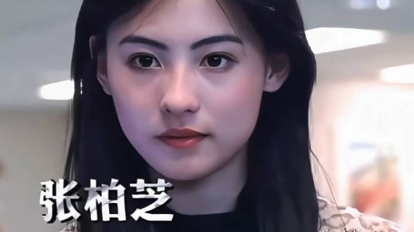 旧荧幕里的美人，眉眼干净灵动自带柔和灵气