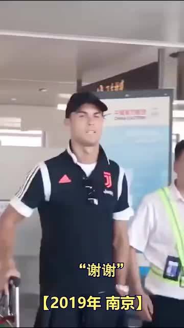 C罗中国行暖心短片记录大巴等红灯偷签名