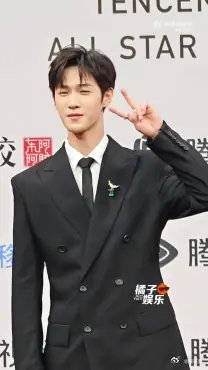 所有人！来看李昀锐的超萌三连拍超级无敌可爱！