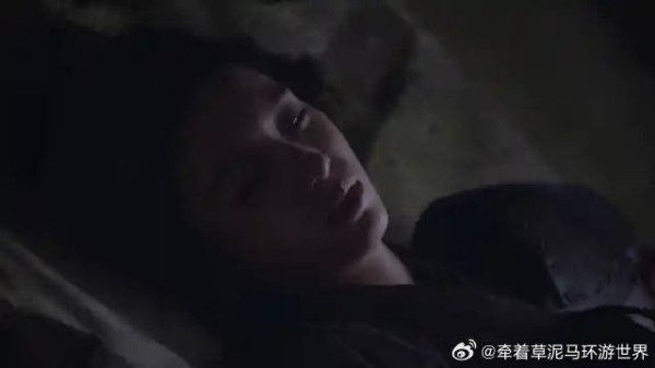 胖子新兵被狼围困，女老大拼死相救，自己却命悬一线