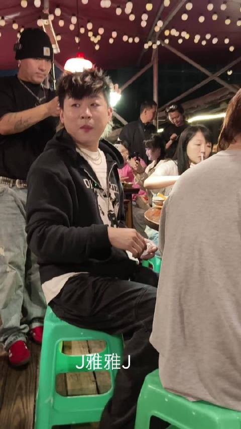 胡彦斌请粉丝吃火锅庆生,粉丝称最幸福难忘生日