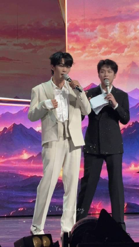 掉落一个特别萌的小野 这么晚了还这么有精神