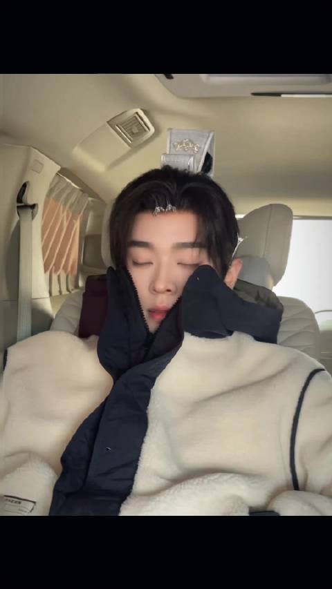 丞磊每套造型戳中审美点 不戒断一起往前走