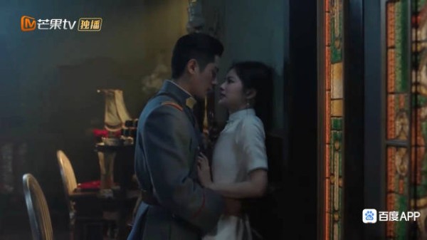 虞昶轩霸占叶平君，见她未婚夫过来，故意抱到桌上强制爱 玉簟秋
