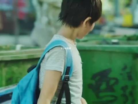 男孩放学捡瓶子贴补家用遭同学泼水嘲笑,同桌挺身而出老师批评教育