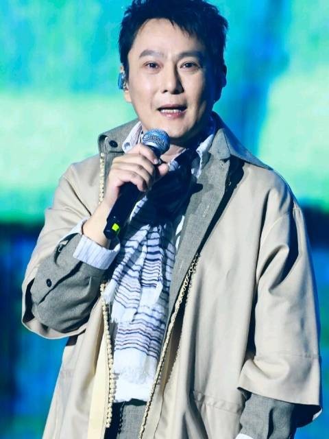 张信哲郑州现身,松弛文艺风穿搭尽显儒雅
