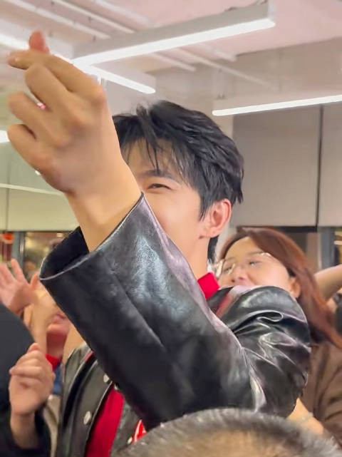 （男）：杨洋你好帅！杨洋你最帅！ 杨洋
